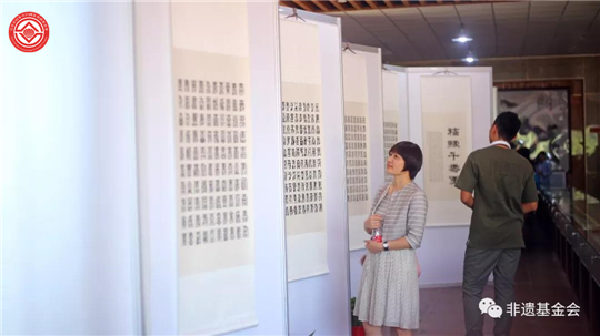 书法达人馆在广州—市民参观加标加标_副本.jpg