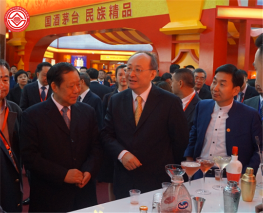 （左一：第十二届全国政协副主席、北京非物质文化遗产发展基金会荣誉理事长刘晓峰；.png